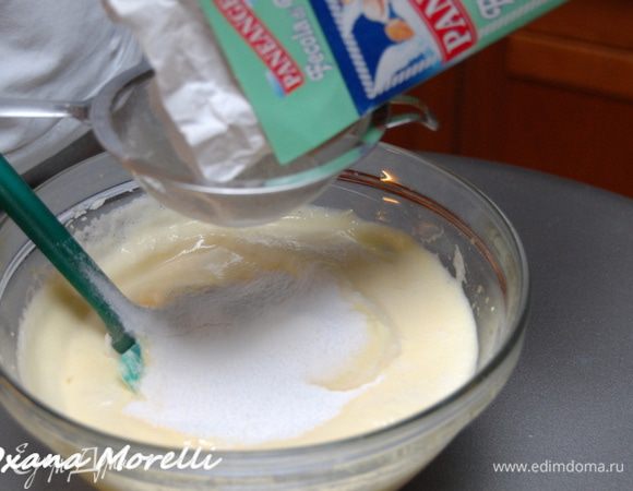 В полученную массу просеять крахмал и разрыхлитель.Перемешать