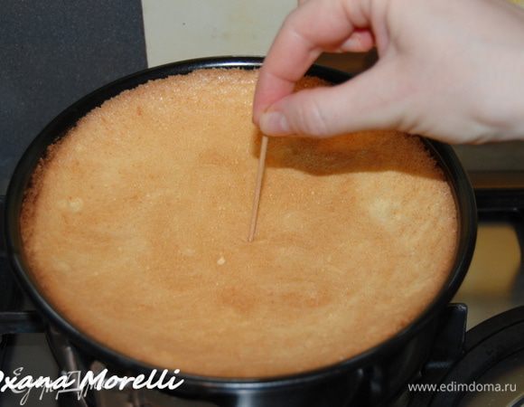 Выпекать в предварительно разогретой до 180 градусов духовке 15-20 минут. Готовность проверить деревянной палочкой. Остудить и аккуратно вынуть корж из формы. 