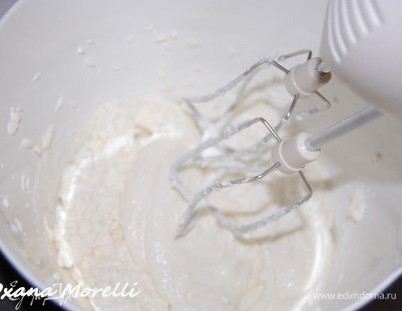 Рикотту взбить с сахаром и лимонным соком до однородной кремообразной массы. 