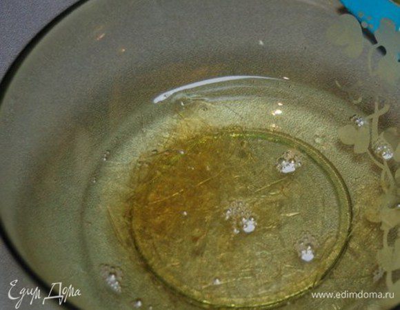 Желатин смешать с 3 ст. л. взбитой рикотты. Полученную смесь поставить на водяную баню до растворения желатина и вмешать в основную массу рикотты. 