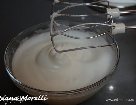 Взбить сливки.