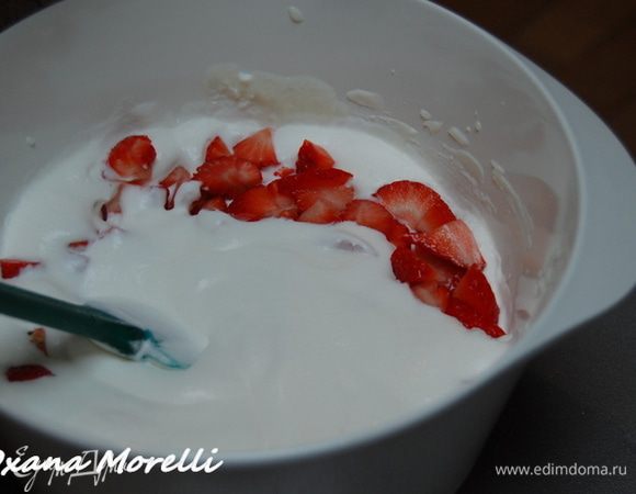 Смешать рикотту со сливками и добавить измельченную клубнику. 