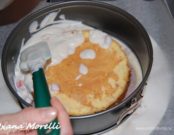 В центр разъемной формы диаметром 26 см!!! выложить остывший бисквитный корж. Заполнить форму приготовленной массой из рикотты и сливок. 