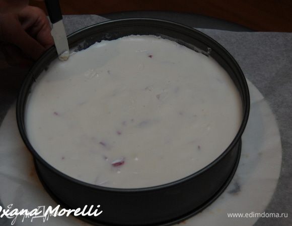  Затем аккуратно снять кольцо формы, предварительно проведя по краю острым ножом, и переложить торт на блюдо для подачи. Украсить верх 