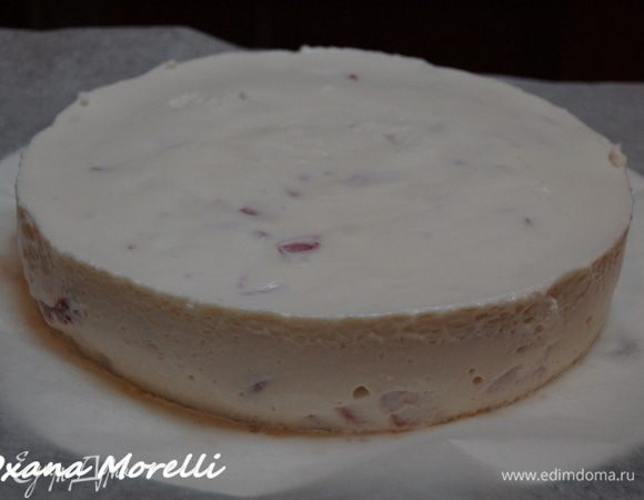  Украсить верх торта оставшейся клубникой. 