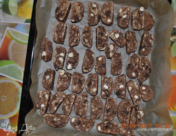 Получается где-то 50 штук кантуччини. Разложить их на противне и отправить в духовку с температурой 100 градусов на 30 минут подсушиться. 