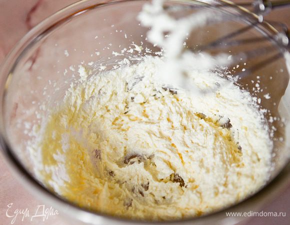 Коржи: взбить масло комнатной температуры с сахаром.