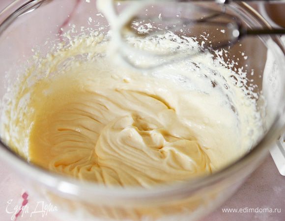 Добавить яйцо, ванилин и еще раз хорошо взбить.