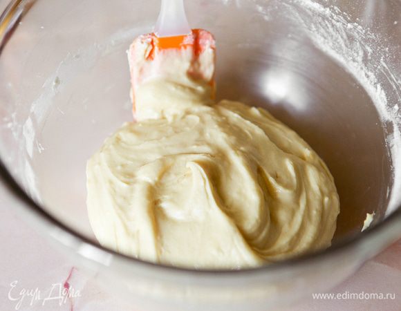 Всыпать муку. Замесить тесто.