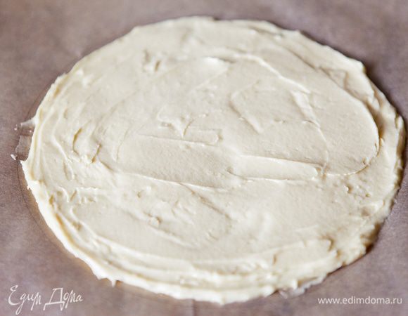 Распределить тесто в два круга по диаметру формы. Выпекать в заранее разогретой духовке при 230°C 10–12 минут.