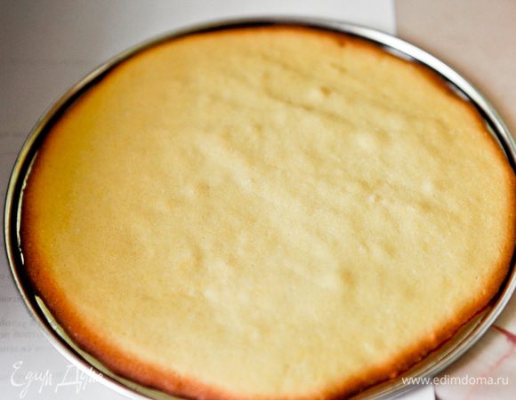 Остудить коржи. Остывший корж положить в форму.