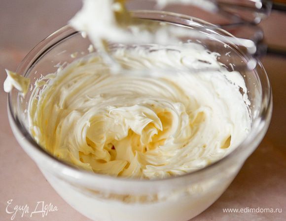 Суфле: взбить масло комнатной температуры со сгущенкой. Желатин залить водой и оставить на 30 минут.