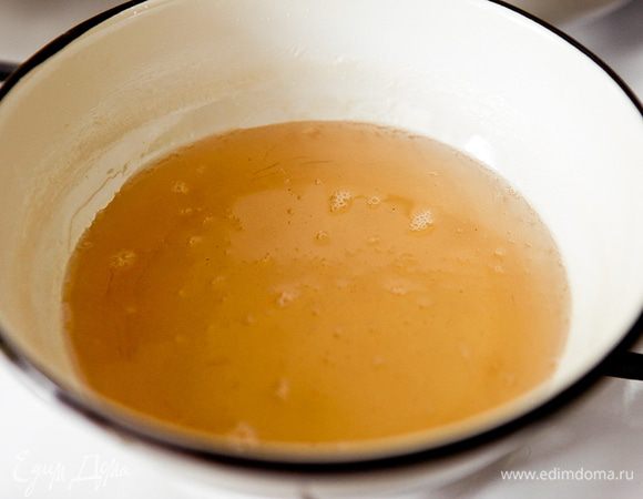 Воду с сахаром довести на медленном огне до кипения. Варить 5 минут, постоянно помешивая лопаткой.