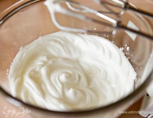 Белки взбить с ванилином и лимонной кислотой.