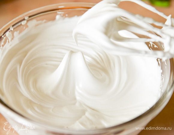 Продолжая взбивать, влить горячий сироп тонкой струйкой.