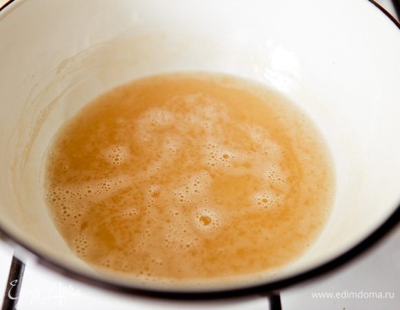 Растворить желатин в 100 мл воды.