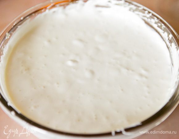 Белки вмешать в масло со сгущенкой и влить желатин. Взбить миксером на низкой скорости до тех пор, пока масса не станет однородной.