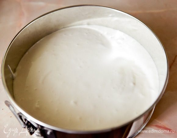 Вылить половину суфле в форму с коржом.