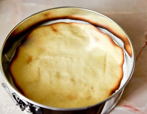 Положить еще один корж.