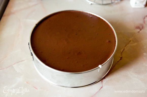 Глазурь: растопить шоколад со сливками. Распределить глазурь по торту. Убрать в холодильник (желательно на ночь).