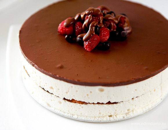 По желанию украсить готовый торт ягодами. Приятного аппетита.