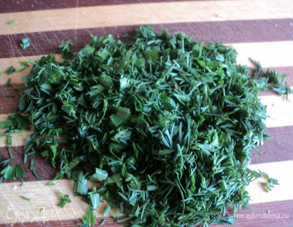 Отварить яйца, охладитиь и почистить. Мелко порезать зелень.