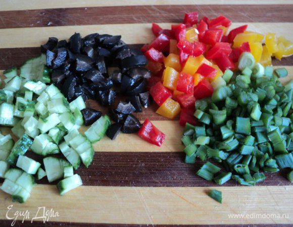 Огурец, перец, оливки и лук мелко порезать. 