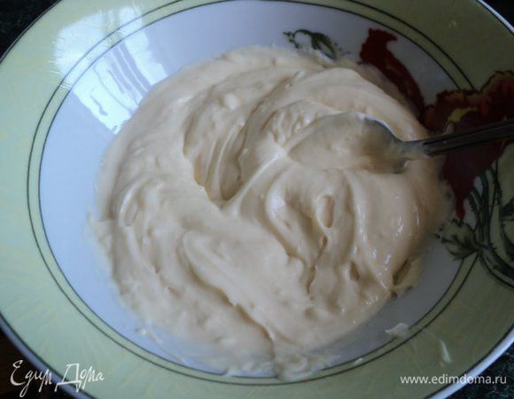 Желатин залить небольшим количеством воды, дать набухнуть и распустить на небольшом огне, не допуская кипения. 100гр плавленого  сыра смешать со сметаной. 