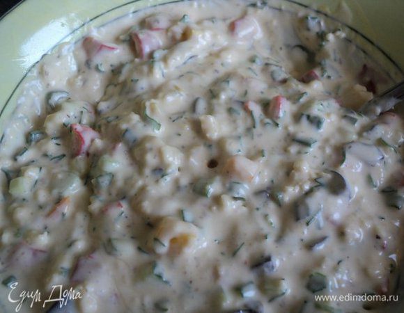 Добавить в сырную смесь мелко порезанные овощи, посолить, добавить специи по вкусу, перемешать, тонкой струйкой влить распущенный желатин, еще раз перемешать.