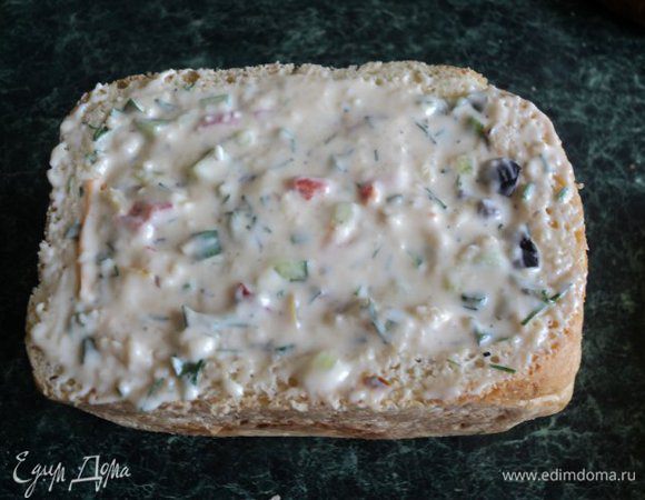 И залить сверху оставшуюся часть сырной смеси.