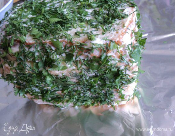Выложить сверху пластинки сыра. Крышку из  хлеба смазать тонким слоем плавленого сыра, посыпать зеленью и накрыть хлеб. Смазать кирпичик хлеба со всех слоев тонким слоем оставшегося плавленого сыра и хорошо обвалять в мелко порезанной зеленью.