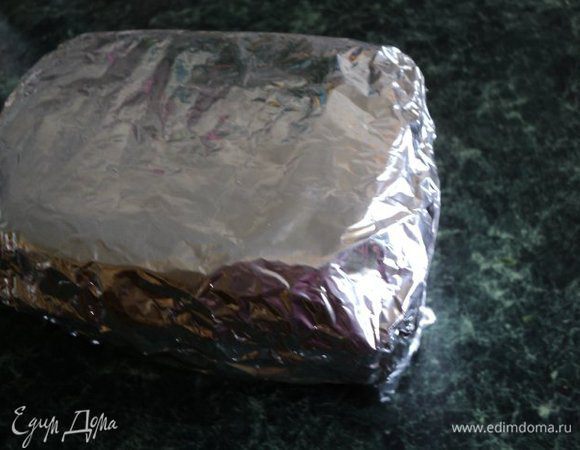 Завернуть хлеб в фольгу и положить в холодильник на 2 часа для застывания.