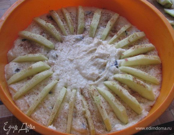 Заполнить силиконовую форму тестом, уложить сверху тонкие ломтики яблока, присыпать корицей.