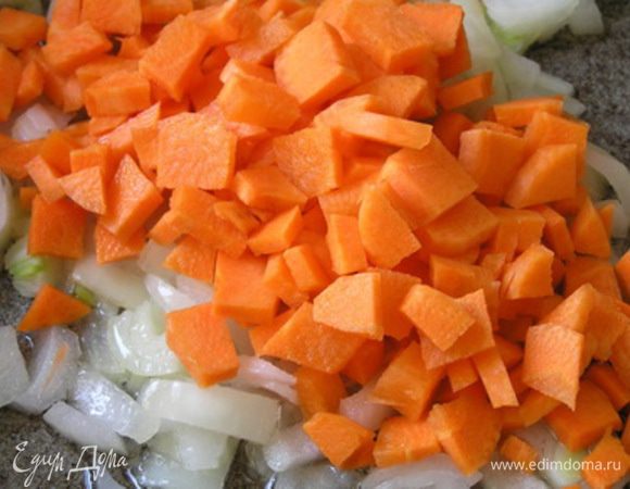 Лук обжарить на растительном масле, добавить морковь, продолжаая обжаривать,