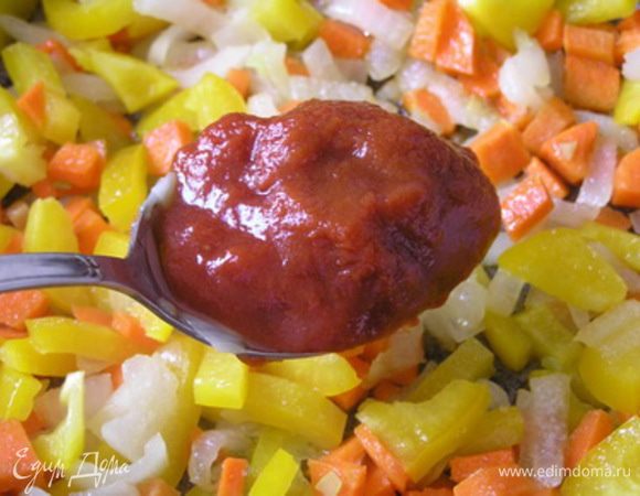 и томатную пасту. 