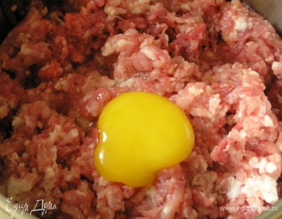 Из филе приготовить фарш. Посолить, поперчить, добавить яйцо, тщательно перемешать.