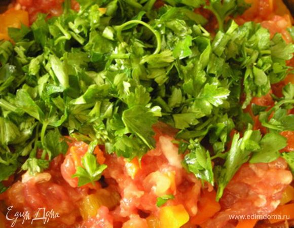 Затем добавить обжаренные овощи и нарезанную петрушку, перемешать.