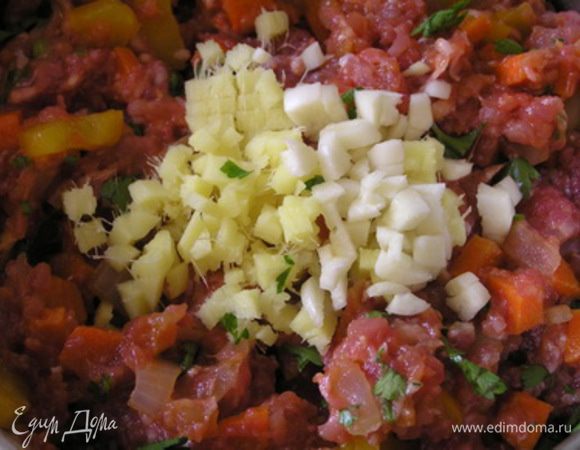 Измельчить имбирь и чеснок, добавить к фаршу, перемешать.