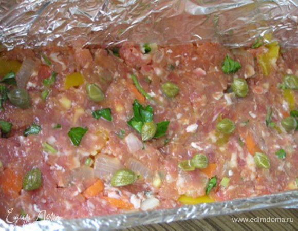 Форму для запекания застелить фольгой, выложить половину фарша, разложить каперсы,