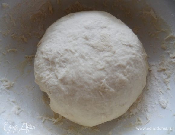 Отделить немного молока, нагреть и растопить в нем сливочное масло. Соединить молоко и молоко с маслом. Добавить соль, сахар, сухие дрожжи и муку и замесить крутое тесто. Вымешиваем тесто до тех пор пока тесто не перестанет липнуть к рукам.