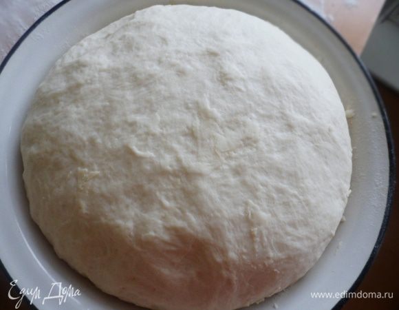 Накрыть тесто полотенцем и поставить в теплое место подходить. Когда тесто увеличится в объеме, обмять его и еще раз дать подойти