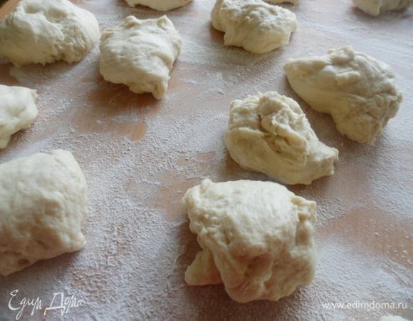 Тесто разделать на небольшие одинаковые кусочки (лучше делать не очень большие)