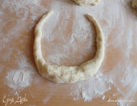 Из теста скатать колбаски