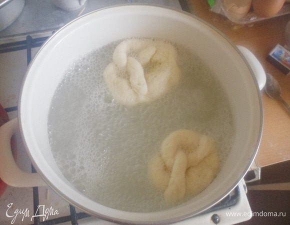 В кастрюле вскипятить воду и осторожно добавить соду, опускать наши крендели секунд на 20-30