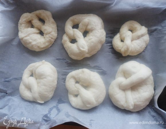 Противень застелить бумагой для выпечки, смазать растительным маслом и выложить брецели на противень.