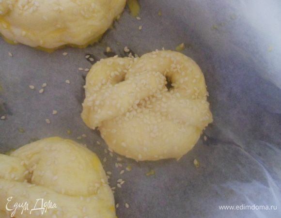 Смазать брецели желтком и посыпать кунжутом. Поставить в разогретую до 200 градусов духовку и выпекать 10-12 минут.