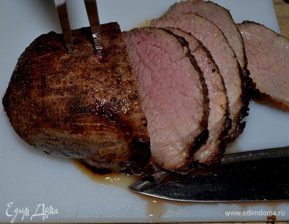 Готовить примерно по 5мин.на каждые полкило.Затем сбросить темп-ру до 200гр.и еще 20мин.не открывая духовки,если желаете без крови ,то чуть дольше.Дать остыть примерно 15мин.Разрежем мясо порционно.