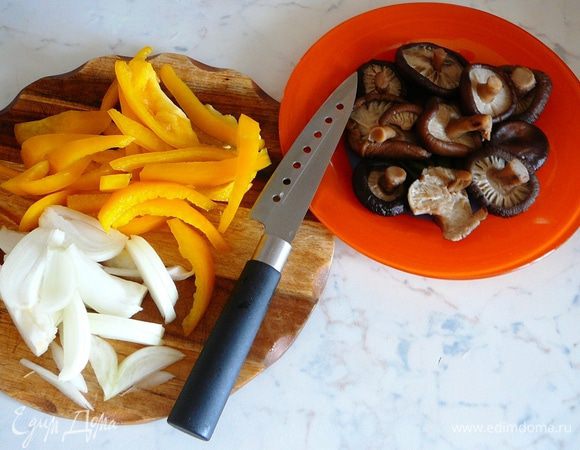 Грибы замочить в воде комнатной температуры на 45 мин. Сварить до полуготовности. Лук и перцы нарезать крупными полосками.