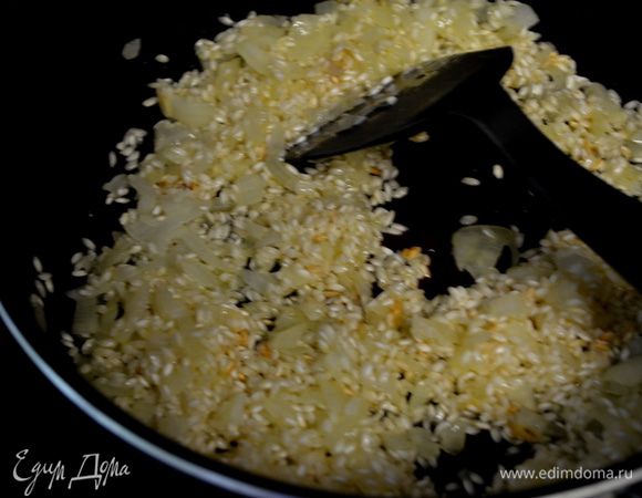 Разогреть сковороду затем выложить слив.масло и олив.масло.Порезанный лук выкладываем,когда разойдется масло и жарим до мягкости.Добавим рис и все перемешаем.