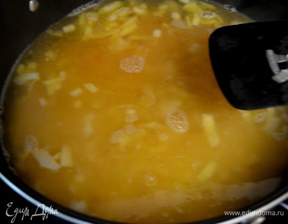 Добавим бульон так чтоб он полностью прикрыл рис.Убавим огонь и готовим.